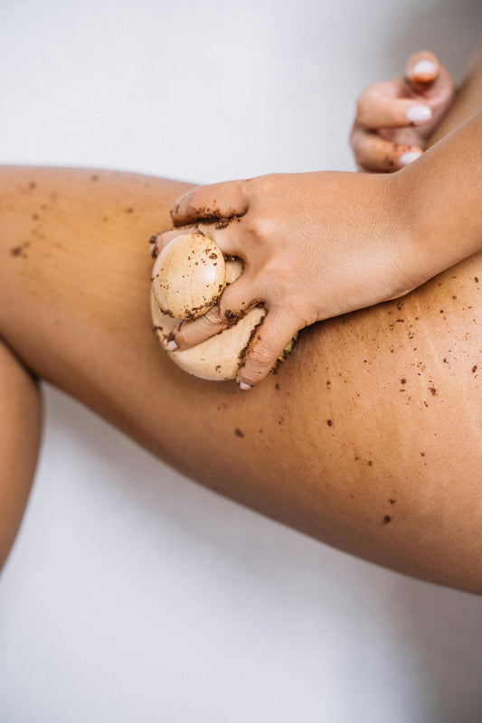 Cellulite natürlich behandeln — Was die Wissenschaft sagt und was Peeling beitragen kann