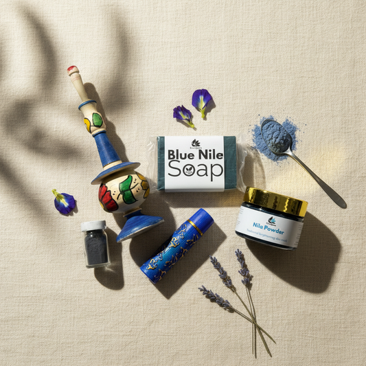 Blue Nila Set – Flat Lay mit Nila Seife, Nila Pulver, Khol und Lippenstift auf Leinentuch